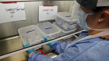 Roche: "Inutile illudersi, il vaccino sarà pronto alla fine del 2021"