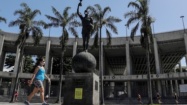Rio de Janeiro, anche la statua di Hilderaldo Bellini con la mascherina