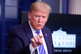 Trump torna sulle iniezioni di disinfettante: "Era una proposta sarcastica"