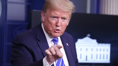 Trump torna sulle iniezioni di disinfettante: "Era una proposta sarcastica"