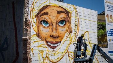 Coronavirus, a Milano un murale dedicato al personale ospedaliero