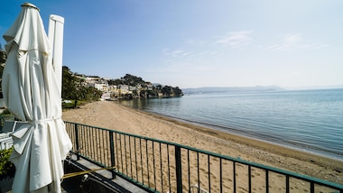 Coronavirus, Bassetti: "Al mare non ci si contagia. In spiaggia basta la distanza"