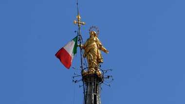 Festa della Liberazione, il Tricolore svetta sulla guglia maggiore del Duomo di Milano