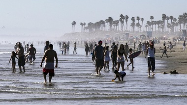 Coronavirus, California: tutti in spiaggia nonostante il divieto