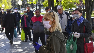 Coronavirus, si è al riparo dal contagio stando a due metri di distanza? Tutte le risposte