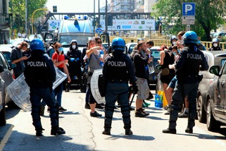 Coronavirus, a Milano attimi di tensione tra polizia e manifestanti