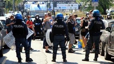 Coronavirus, a Milano attimi di tensione tra polizia e manifestanti