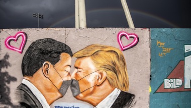 La street art di Berlino non risparmia Trump e Xi Jinping: il bacio in mascherina