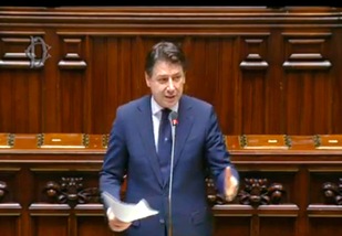 Coronavirus, Conte senza mascherina in aula. Scoppia la polemica