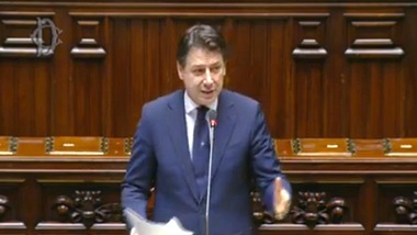 Coronavirus, Conte senza mascherina in aula. Scoppia la polemica