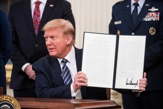 Trump: "Coronavirus creato dall'uomo? Ho le prove. La Cina ce lo dirà"