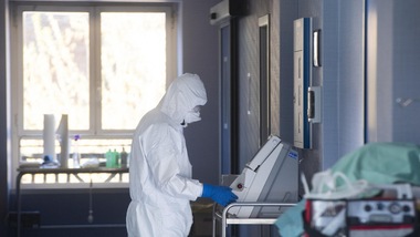 Coronavirus, gli anticorpi del vaccino italiano i bloccano il virus