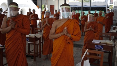 Thailandia, i monaci buddisti con la mascherina