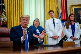 Trump, battibecco con l'infermiera: "Aiuti sporadici? Forse a te, non agli altri"