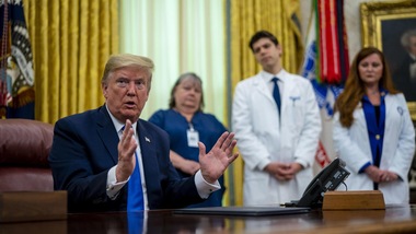 Trump, battibecco con l'infermiera: "Aiuti sporadici? Forse a te, non agli altri"