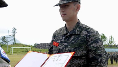 Tottenham, Son temina l'addestramento e i Marines gli consegnano il diploma