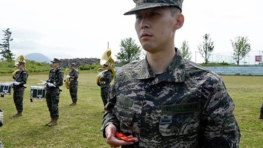 Son racconta l'esperienza militare: "Eravamo in 10 in una stanza senza telefono"