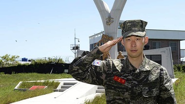 Son torna dal militare dopo tre mesi: "Non posso dirvi tutto"