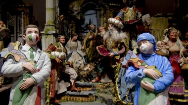 Coronavirus, l’omaggio di Napoli: medici e infermieri nel presepe