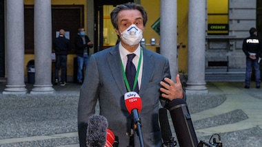 Coronavirus, Fontana ad Arcuri: "Senza i reagenti i tamponi sono inutili"