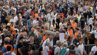 Coronavirus in Germania, diecimila persone a Stoccarda contro le restrizioni