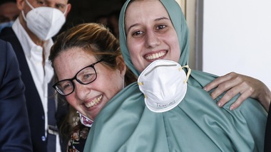 Silvia Romano: "Sto bene. Mi sono convertita all'Islam liberamente"