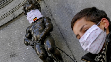 Bruxelles, anche il Manneken-Pis con la mascherina