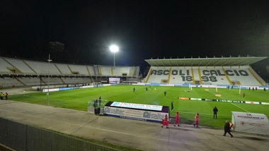 Ascoli, parte la demolizione della curva sud