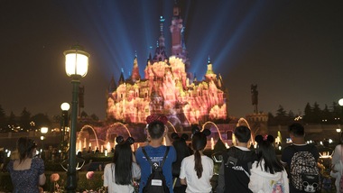 Coronavirus, a Shanghai torna la magia di Disneyland