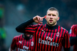Rebic si rilassa in auto con una canzone a sorpresa!