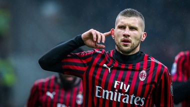 Rebic si rilassa in auto con una canzone a sorpresa!