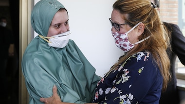 La madre di Silvia Romano: "Lasciateci in pace! Chi non si sarebbe convertito?"