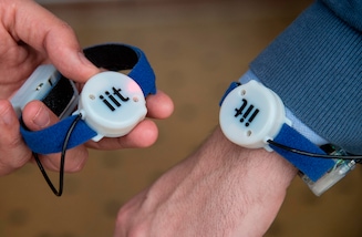 Coronavirus, presentato iFeel-You: il braccialetto che misura la distanza di sicurezza per la Fase 2