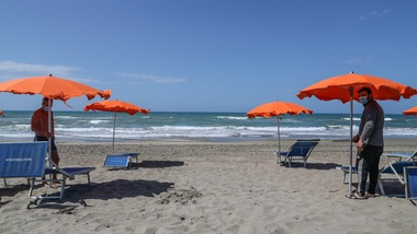 Spiagge libere, norme anti Coronavirus: ombrelloni a un metro