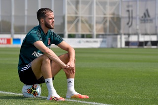 Pjanic enigmatico sui social: "Il futuro dipende...". Messaggio alla Juve?