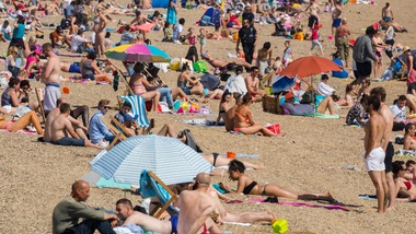 Coronavirus, in Francia e in Inghilterra tutti in spiaggia senza mascherina