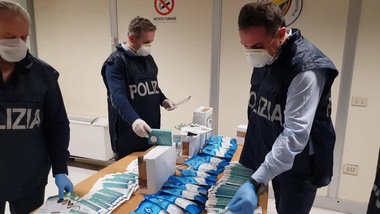 Coronavirus, Napoli: sapone venduto come gel antibatterico, denunciato un 52enne