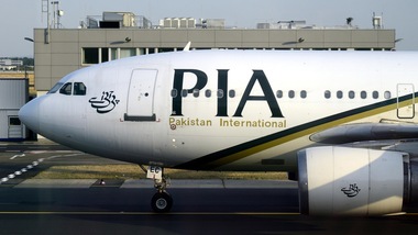 Pakistan, schianto aereo in zona abitata: a bordo oltre 100 persone