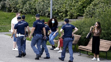 Coronavirus, controlli della Polizia sui Navigli di Milano
