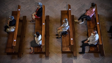 Coronavirus, riecco la messa domenicale: fedeli a distanza