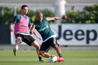 Douglas Costa carica la Juve e sfida il Milan: il messaggio social