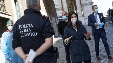 Coronavirus, a Roma multe da 500 euro per chi getta mascherine e guanti