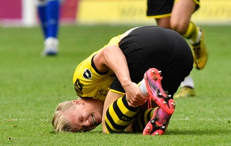 Borussia Dortmund, Haaland ko per uno scontro con... l'arbitro