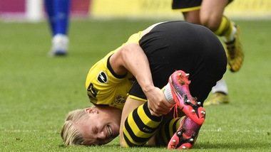 Borussia Dortmund, Haaland ko per uno scontro con... l'arbitro