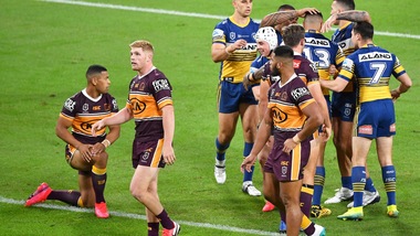 Rugby, con le nuove regole verranno limitate mischie e maul