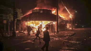 Guerriglia in strada, le immagini shock da Minneapolis