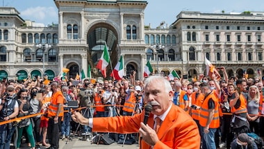 Incredibile a Milano, manifestazione senza mascherine a Piazza Duomo