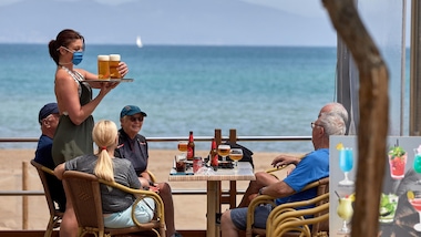 Coronavirus, le regole per bar e ristoranti: no ai buffet