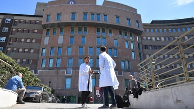 Zangrillo: "Addio coronavirus? È solo la realtà". Pregliasco: "Diminuita carica virale"