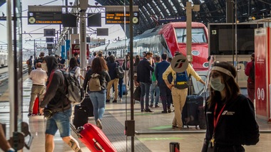 Coronavirus, via libera agli spostamenti: tutti in stazione